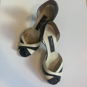 Vintage Erica D’Orsay style pumps in navy and white size 6